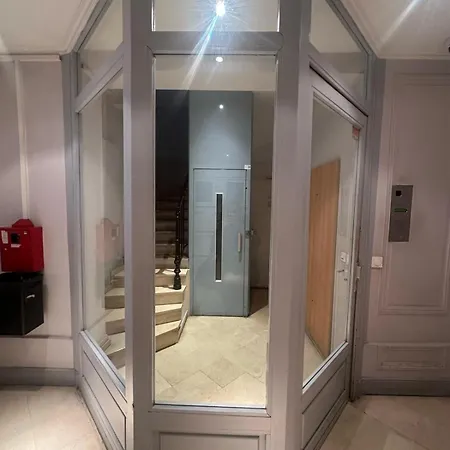 Champs Elysee Apartment